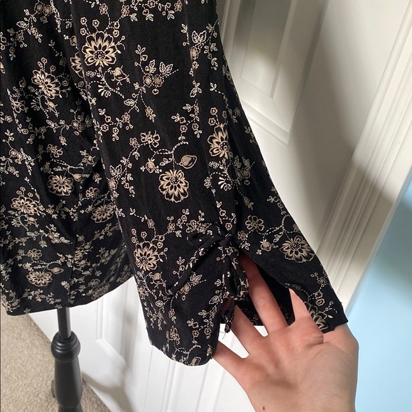 Beautiful Studio 1940 2X Black Top With Cream Floral Pattern With Strawberries - Picture 2 of 6